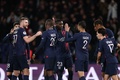 23-24フランス・リーグ1第13節、パリ・サンジェルマン対ASモナコ。チーム5点目を決め、チームメートと喜び合うパリ・サンジェルマンのランダル・コロムアニ（中央、2023年11月24日撮影）。(c)FRANCK FIFE / AFP
