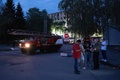 ロシアによるミサイル攻撃を受けた現場付近に集まった住民。ウクライナ中部ポルタワで（2024年9月3日撮影）。(c)Patryk Jaraccz / AFP