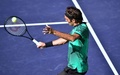 テニス、BNPパリバ・オープン、男子シングルス決勝。バックハンドを打つロジャー・フェデラー（2017年3月19日撮影）。(c)AFP/FREDERIC J. BROWN