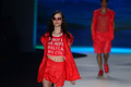 ブラジル・リオデジャネイロ（Rio de Janeiro）で発表された｢コカ・コーラ クロージング（Coca Cola Clothing）｣の13/14年春夏コレクション(2013年4月18日撮影)。(c)AFP/CHRISTOPHE SIMON