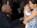 南アフリカ・ケープタウンでデズモンド・ツツ元大主教（左）と面会する、英メーガン妃（右）と長男のアーチーちゃん（2019年9月25日撮影）。(c)HENK KRUGER / POOL / AFP