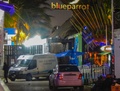 メキシコ東部キンタナロー州プラヤデルカルメンで5人が死亡した銃乱射事件が起きたナイトクラブ前に止められた当局の車両（2017年1月16日撮影）。(c)AFP/VICTOR VARGAS