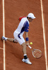 全仏オープンテニス（French Open 2013）は1日、男子シングルス3回戦が行われ、大会第13シードの錦織圭（Kei Nishikori）は6-3、6-7、6-4、6-1で第24シードのブノワ・ペール（Benoit Paire、フランス）を下し、4回戦に進出した。

リターンを狙う錦織圭（2013年6月1日撮影）。(c)AFP/MARTIN BUREAU