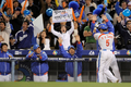 第2回ワールド・ベースボール・クラシック（%%2009 World Baseball Classic%%）決勝、日本戦で5回に本塁打を放ち、チームメイトとハイタッチを交わす韓国の秋信守（%%Choo Shin-Soo%%、チュ・シンス、右）。（2009年3月23日撮影）(c)AFP/Getty Images/Kevork Djansezian