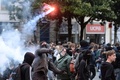 仏ナントで行われた労働法改正案への抗議デモで、発炎筒を警官隊に投げつける参加者（2016年4月28日撮影）。(c)AFP/JEAN-SEBASTIEN EVRARD