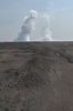 インドネシア・ジャワ島のシドアルジョで、泥火山地域の中心部から立ち上る白い煙（2016年3月28日撮影）。(c)AFP/ADEK BERRY