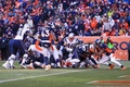 16NFL第14週、ニューイングランド・ペイトリオッツ対デンバー・ブロンコス。エンドゾーンに飛び込むニューイングランド・ペイトリオッツのルギャレット・ブラント（中央、2016年12月18日撮影）。(c)AFP/Getty Images/Sean M. Haffey