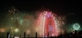 アラブ首長国連邦（UAE）のドバイ（Dubai）にある高級ホテル「ブルジュ・アル・アラブ（Burj Al Arab）」周辺で、同国の建国記念日と、2020年に開催される万国博覧会の開催地がドバイに決定したことを祝って打ち上げられた花火（2013年12月2日撮影）。(c)AFP/KARIM SAHIB