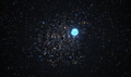 「大マゼラン雲」内にある星団「NGC 1850」の中で発見された、太陽の11倍の質量を持つ小型ブラックホールと、それを周回する太陽質量の5倍の恒星を描いた想像図（2021年11月11日公開）。(c)AFP PHOTO / European Southern Observatory