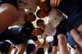 熊本市内の小学校を訪れ、児童たちのスクラムに加わるフランスのギレム・ギラド（中央、2019年9月26日撮影）。(c)FRANCK FIFE / AFP