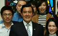 2007年11月21日、京都の同志社大学（Doshisha University）で台湾人留学生と記念撮影する、台湾の野党・国民党（Kuomintang、KMT）の総統候補、馬英九（Ma Ying-jeou）前党主席（中央）。(c)AFP/TOSHIFUMI KITAMURA