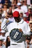 テニス、ウィンブルドン選手権、男子シングルス決勝。準優勝のプレートを手にするニック・キリオス（2022年7月10日撮影）。(c)SEBASTIEN BOZON / AFP