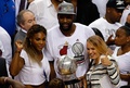 13-14NBAプレーオフ・イースタンカンファレンス決勝（7回戦制）第6戦、マイアミ・ヒート（Miami Heat）対インディアナ・ペイサーズ（Indiana Pacers）。女子テニスのセレーナ・ウィリアムス（Serena Williams）、カロリーネ・ボズニアツキ（Caroline Wozniacki）と一緒に記念撮影を行うマイアミ・ヒートのグレッグ・オデン（Greg Oden、2014年5月30日撮影）。(c)AFP/Getty Images/Chris Trotman
