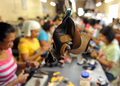 フィリピン・マリキナ（Marikina）市の靴工場(2010年7月13日撮影)。(c)AFP/TED ALJIBE