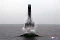 北朝鮮の国営朝鮮中央通信（KCNA）が配信した、「新型」の潜水艦発射弾道ミサイル（SLBM）「北極星3」発射試験の写真（2019年10月2日撮影、同3日配信）。(c)AFP PHOTO/KCNA VIA KNS
