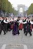 2007年9月23日、パリのシャンゼリゼ（Champs-Elysees）通りで行われたブルターニュ祭（Breizh Touch）のパレードでパフォーマンスをするケルト音楽のダンサーら。(c)AFP/PIERRE VERDY