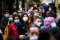 中国・香港で、追加のマスクを購入するため、マスクをしながら並ぶ人々（2020年2月5日撮影）。(c)Anthony WALLACE / AFP