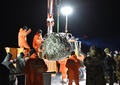 「嫦娥５号」帰還機を車両に載せるスタッフ（2020年12月17日撮影）。(c)Xinhua News 