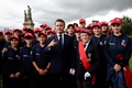 仏北西部プリュムレックで行われた、ノルマンディー上陸作戦から80年を記念した式典に参加したエマニュエル・マクロン大統領（中央）と自由フランス軍の最後の生存者アシル・ミュレル氏（右隣、2024年6月5日撮影）。(c)Benoit Tessier / POOL / AFP