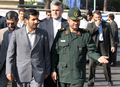 2007年9月11日、テヘラン（Tehran）で革命防衛隊（Revolutionary Guards）司令部を訪問し、アリ・ジャファリ（Mohammad Ali Jaafari）新司令官（右）によって案内されるマフムード・アフマディネジャド（Mahmoud Ahmadinejad）大統領。(c)AFP