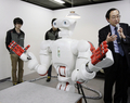 2007年11月27日、都内の早稲田大学（Waseda University）の研究所で公開された人間型介助ロボット「TWENDY-ONE」。(c)AFP/Yoshikazu TSUNO