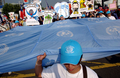 2007年9月15日、台中（Taichung）で開かれた野党・国民党（KMT）の街頭行進で掲げられた国連（UN）のロゴが入った横断幕。(c)AFP/ATRICK LIN