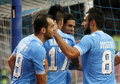 12-13イタリア・セリエAは4日、第11節の試合が各地で行われ、ナポリ（SSC Napoli）は1-1でトリノ（Torino FC）と引き分けた。

前半6分にエディンソン・カヴァーニ（Edinson Cavani、中央奥）が挙げた先制点を喜ぶナポリの選手（2012年11月5日撮影）。(c)AFP/CARLO HERMANN