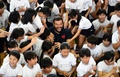 熊本市内の小学校を訪れ、児童たちに囲まれるフランスのラバ・スリマニ（中央、2019年9月26日撮影）。(c)FRANCK FIFE / AFP
