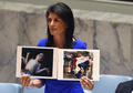 国連安保理が開いた緊急会合で、シリアで起きた化学兵器攻撃の犠牲者を写したとされる写真を提示するニッキー・ヘイリー米国連大使（2017年4月5日撮影）。(c)AFP/TIMOTHY A. CLARY