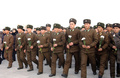 北朝鮮の平壌（Pyongyang）で開かれた朝鮮人民軍の集会を撮影したとされる写真。故金日成（Kim Il-Sung）国家主席や故金正日（Kim Jong-Il）総書記の像に献花する兵士ら（2013年12月16日撮影、公開）。(c)AFP/KCNA via KNS