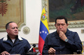 がん再発を公表し、十字架にキスをするベネズエラのウゴ・チャベス（Hugo Chavez）大統領（右）（2012年12月8日撮影、ベネズエラ大統領府提供写真）。(c)AFP PHOTO/PRESIDENCIA