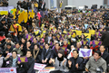 韓国・ソウル（Seoul）の日本大使館前で14日、旧日本軍の従軍慰安婦だった女性の支援団体が被害女性を象徴する韓国少女の像「平和の碑」を設置した。像は、日本政府の公式謝罪と賠償を求めて1992年から毎週、水曜日に開いてきた集会が1000回を迎えたことを機に設置された。

写真は、日本大使館前で行われた集会に参加する元慰安婦と支援者ら（2011年12月14日撮影）。(c)AFP/JUNG YEON-JE