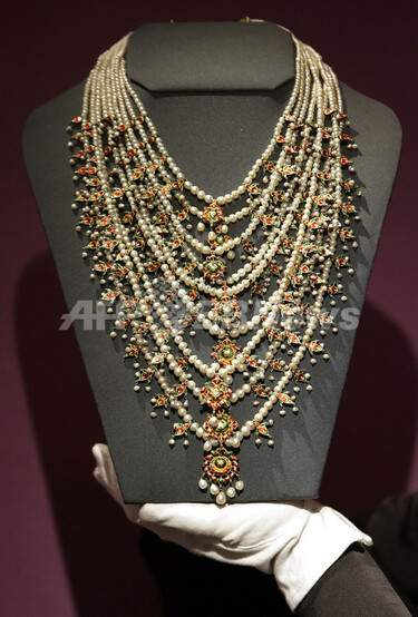 アラブの歌姫の真珠のネックレス、ドバイで競売に 写真6枚 国際  