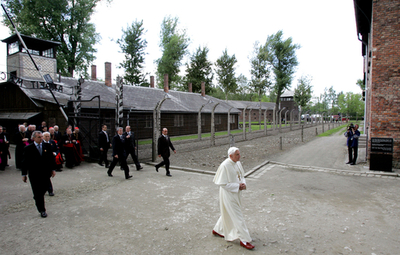 ローマ法王、強制収容所の「死の壁」前で祈りを捧げる - ポーランド