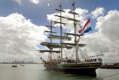 ダーウィンの航海を追体験中、三本マストのオランダ帆船