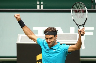 フェデラーが絶体絶命のピンチしのぎ8強、ゲリー・ウェバーOP