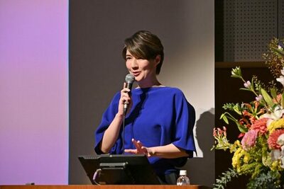 東京工芸大学同窓会が創立100周年記念式典・講演会を開催スプツニ子!氏が「生成AI時代にアーティスト・デザイナーに起きていること」をテーマに講演