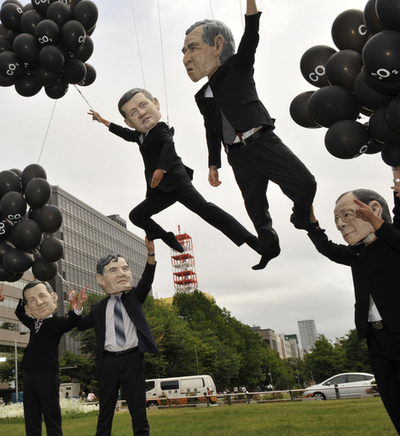 宙に舞うG8首脳たち、北海道洞爺湖サミットの抗議活動で