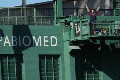 無観客のフェンウェイ・パークに突然の乱入者、試合が一時中断