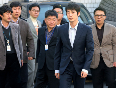 パク・シフ、ソウルの警察署に出頭