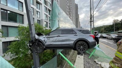 マンション防音壁に突き刺さった…ソウル・家族4人乗車SUVが突進