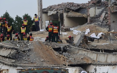 工場倒壊の現場から少年救出、50時間ぶり パキスタン