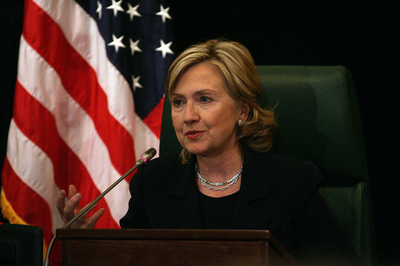 「イランは軍事独裁に向かっている」、クリントン米国務長官が憂慮