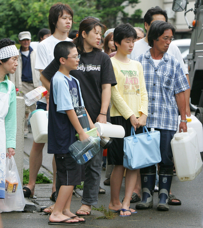 新潟県中越沖地震、不安を語る被災者
