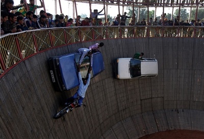 木造コース上で繰り広げられる見事な大道芸