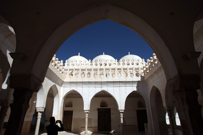 イエメン首都、複数のモスクで連続自爆攻撃 55人死亡