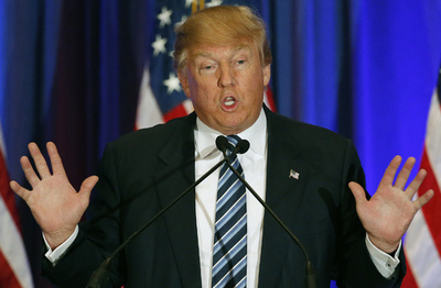 トランプ氏、支持者がナチスのような敬礼？ 本人は一蹴