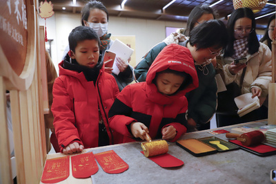 中国のお年玉、春節の喜びを重荷に変える経済的プレッシャー