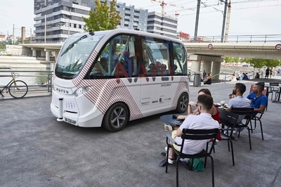 自動運転バス、客を乗せ試験運行開始 仏リヨン