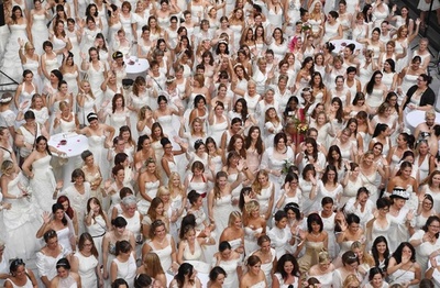 ギネス世界記録に挑戦！ ドイツで「花嫁1001人の夕べ」　